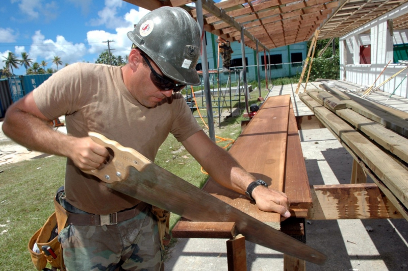 ebeniste-AIGLUN-min_worker_construction_building_carpenter_male_job_build_helmet-893290